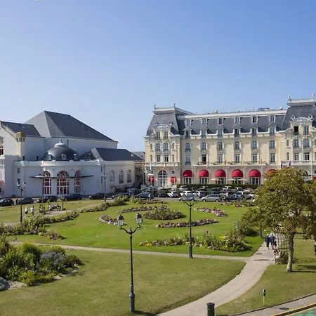 Apartment A Avec Balcon Et Cuisine Equipee - Fr-1-788-57 Cabourg