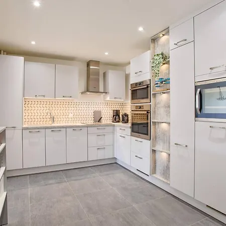 A Avec Balcon Et Cuisine Equipee - Fr-1-788-57