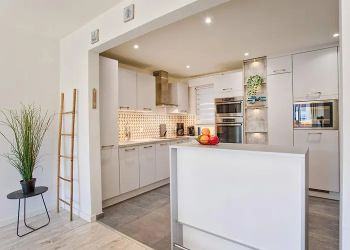 Daire A Avec Balcon Et Cuisine Equipee - Fr-1-788-57